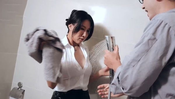 Thợ sửa ống nước địt khách hàng cực phê