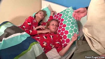 Cận Cảnh Hai Em Gái Tuổi Teen Thủ Dâm Cho Anh