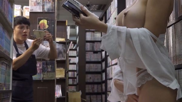 Em Gái Ngực Khủng Lén Lút Sục Sạo Bản Thân Giữa Kệ Sách – Phim Sex Vietsub