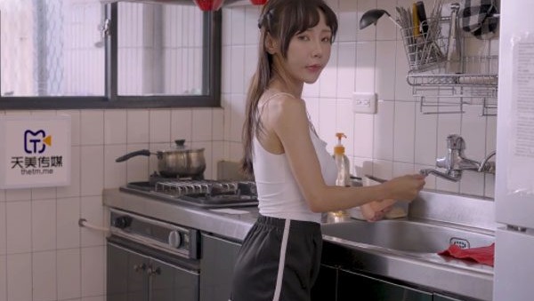 Mẹ Vắng Nhà, Con Gái ở Lại Mơn Trớn Cha Dượng Bằng Những động Tác Massage Gợi Tình Nóng Bỏng – Phim Sex Việt Sub