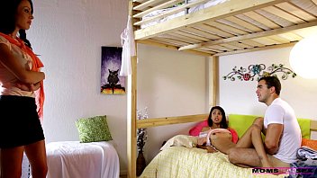 Mẹ Bắt Gặp đôi Trẻ đang Làm Chuyện Người Lớn