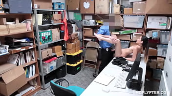 Cô Nàng Tuổi Teen Quyến Rũ Bị Địt Nát Lồn