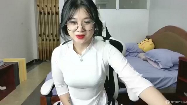 Áo Dài Xé Tả Tơi Trong Đêm Mưa